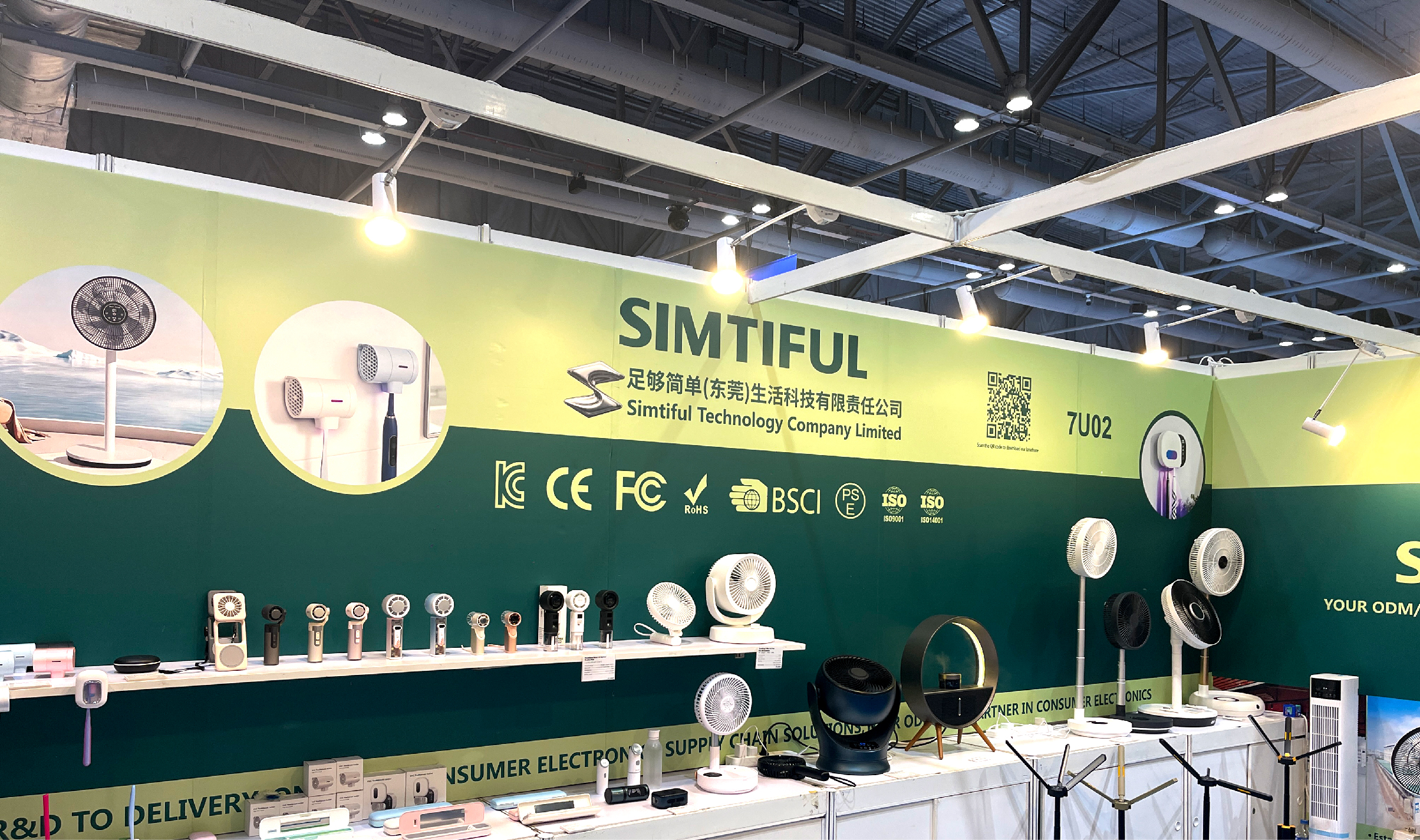 SIMTIFUL green display wall with fan lineup